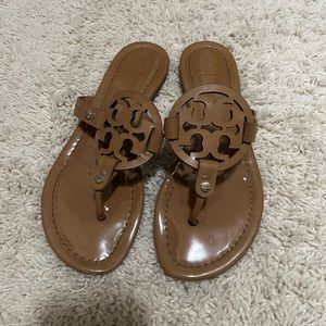 LIKE NEW Tory Burch patent leather Miller sandals in tan